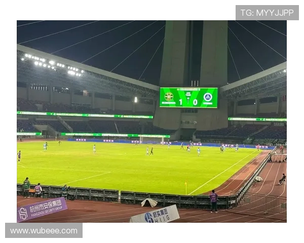 足球明星引领潮流赛场背后的故事与荣耀传奇